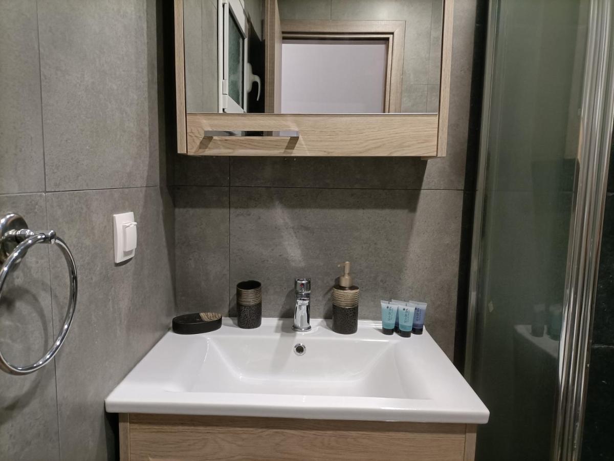 Modern Comfy Apartment เอเธนส์ ภายนอก รูปภาพ